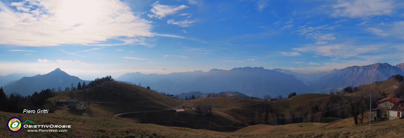 12 Dalle cascine panorama sulla media Valle Bembana e le sue montagna.JPG